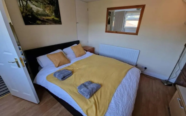 Spacious 6-bed house - 12 mins Gatwick