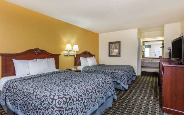 Days Inn & Suites by Wyndham Warner Robins Near Robins AFB