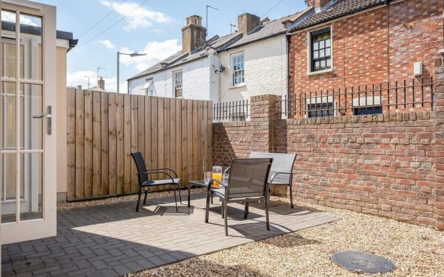 Elliot Oliver - 2 Bedroom Garden Apartment With Parking