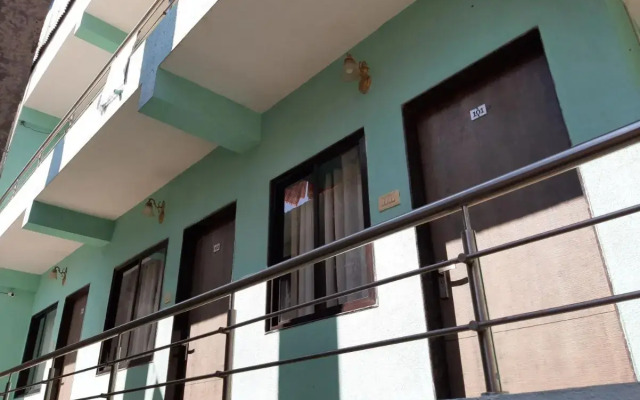 Oyo 87961 Hotel Im-Pact Stays Palace