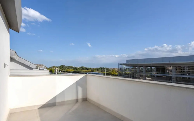 Duplex w Balcony Terrace 5 min to Beach