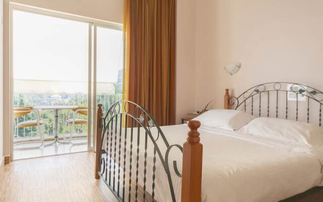 Merry Land Hotel
