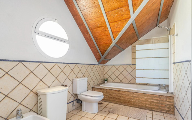 BEACHFRONT Spacious House with Pools, Bathtubs, Garden, Sea View