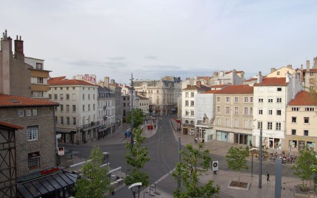 Hotel De La Tour
