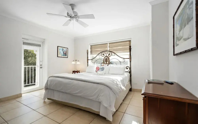 Hut Pointe #7 2 Bedroom Apts