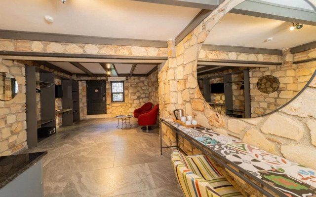 Charming Hotel Room Near Hadrian s Gate