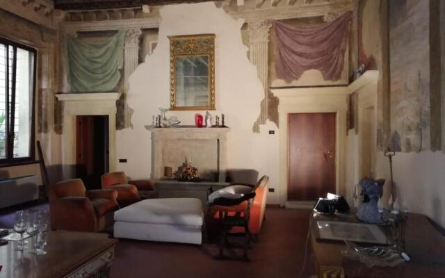 Palazzo Rinascimentale con affreschi