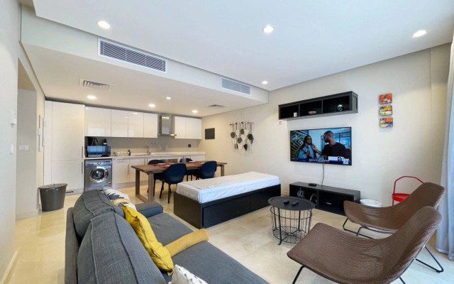 Xuru Stays I Exotic 1bdr w/ Outdoor Terrace Pool & Beach Access