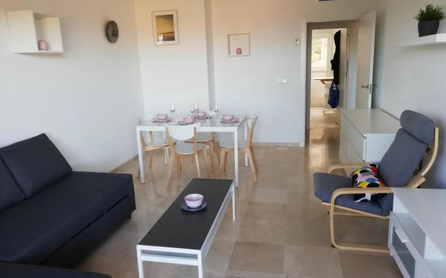 CASARES appart 2 ch dans parc tropical avec vue sur mer, montagne et piscine