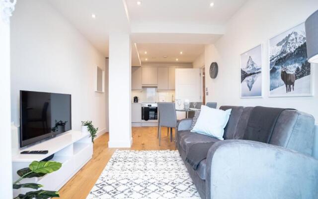 Deluxe & Chic 1 & 2 Bed Apts near Heathrow, Legoland, & Windsor Slough