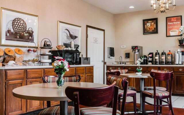 Econo Lodge & Suites Grand Rapids Airport