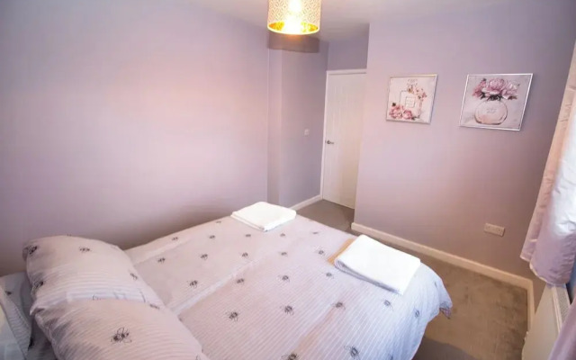 Spacious 3 Bed House - Newly Refurbished