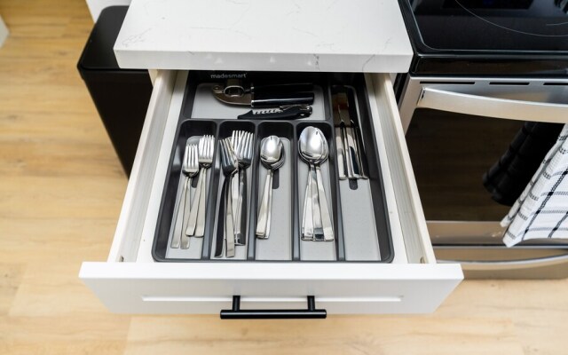 2 BR King Bed Suite - Mohawk & Hospitals