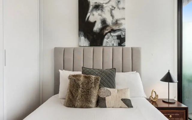 Chic 1-bed With City Views, Parking, Gym & Pool