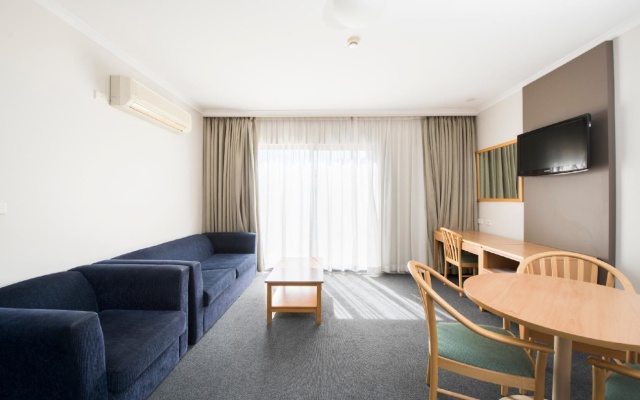 The Woden Hotel – Guest Rooms – Phillip
