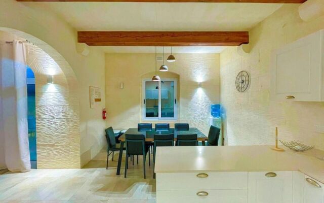 Amazing 4 Bedroom Holiday Home With Infinity Pool