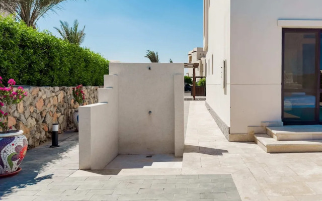 Xuru Stays I Posh & Eclectic 4 BDR Villa @ Fanadir Bay