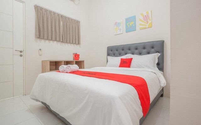 RedDoorz Near Ciputra Golf Surabaya