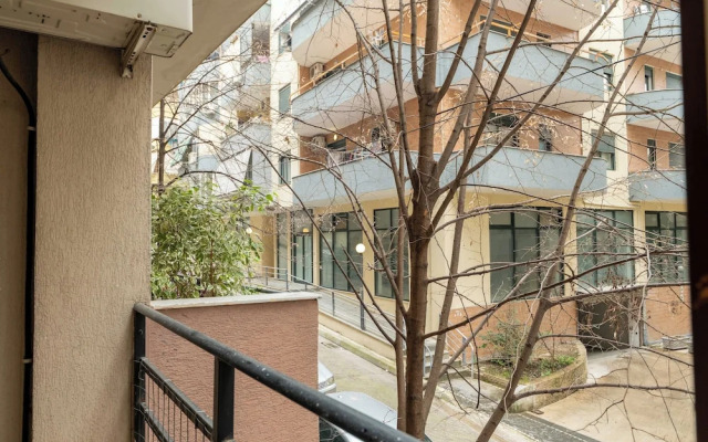 Tirent Apartment - Spacious 2-Bedroom Stay Near Liqeni i Thatë