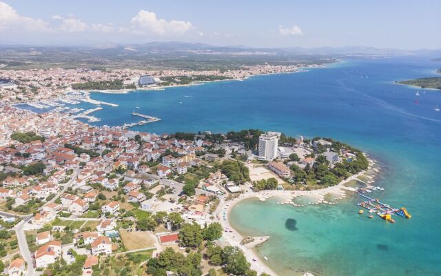 Apartments and Rooms Mladen