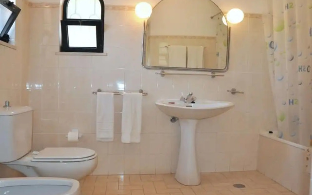 Nestled in Vilamoura, Private Pool, Free Off-street Parking, AC & Wifi