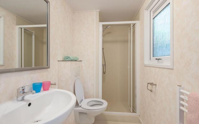Comfy Chalet With Dishwasher, 500 m From the Beach