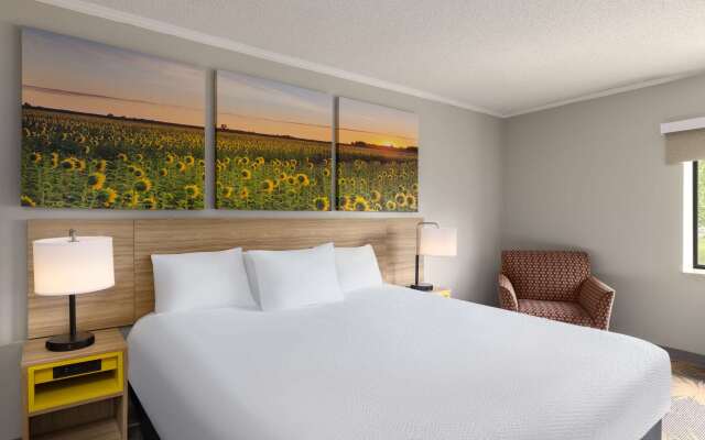 Days Inn & Suites by Wyndham Kansas City South
