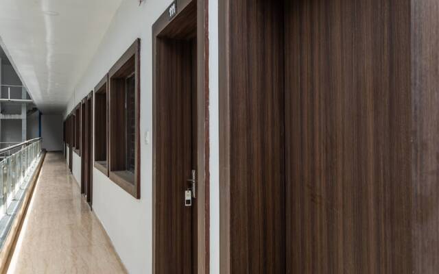 OYO 28247 Hotel SMR Palace