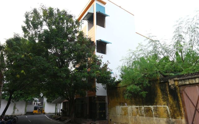 OYO 10098 Home Compact 1BHK White Town