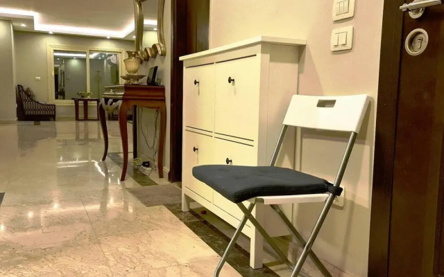 Spacious Executive Luxury Apartment With Balcony
