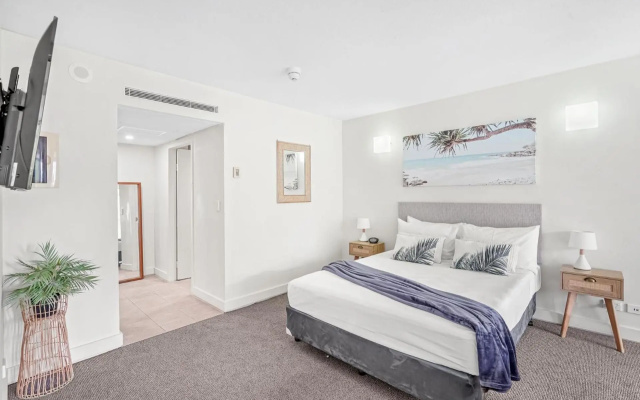 Belle Escapes- Drift Resort Beach View Suite 1304 – Guest Rooms – Cairns