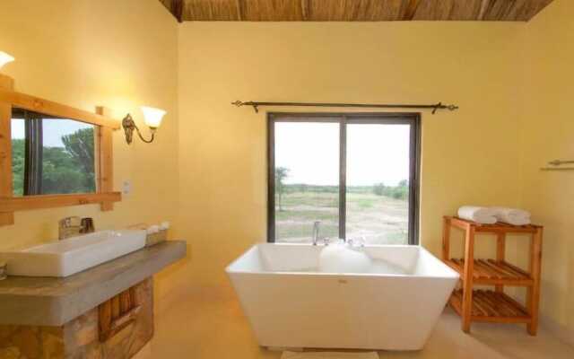 Ihamba Lakeside Safari Lodge