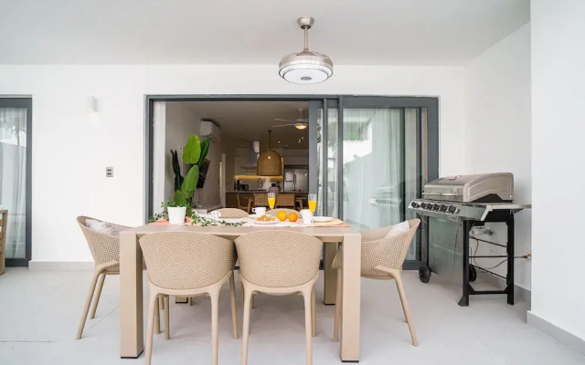 Luxury 3 Bedroom Apartment at the Beach