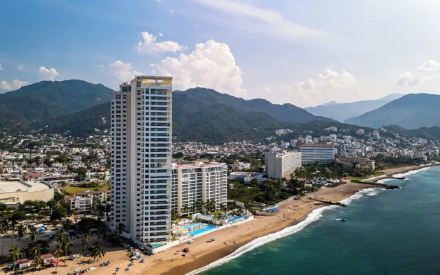 Stunning Beachfront Condo - Sea Views