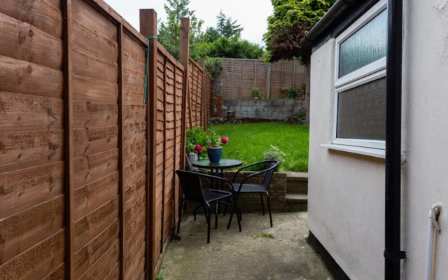 Ashton House, Luton - inhabit short stays