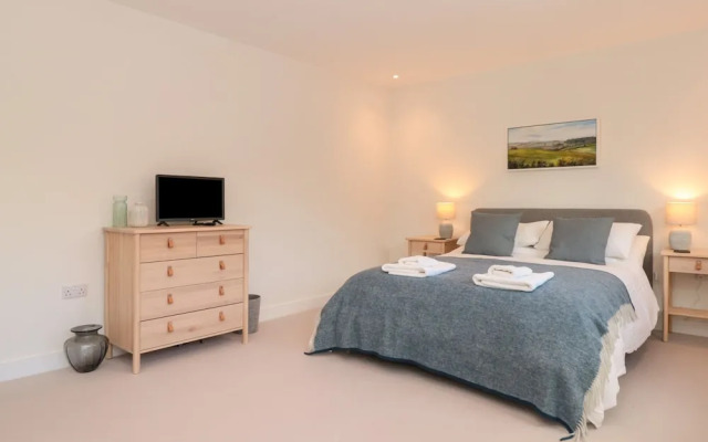 4 Court Terrace, Hillfield Village