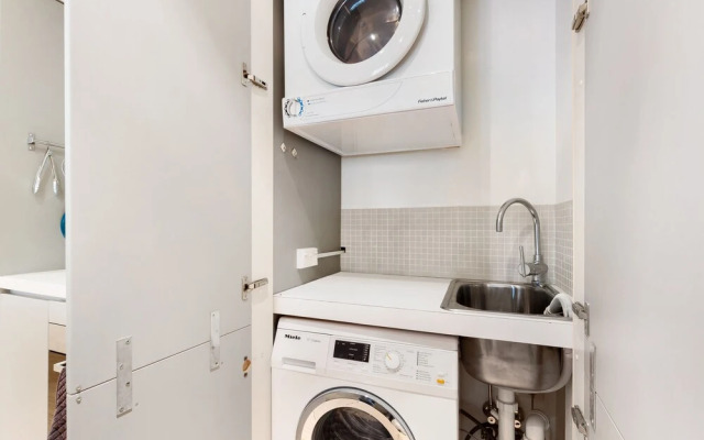 Surry Hills Modern Two Bedroom - 13 CRN