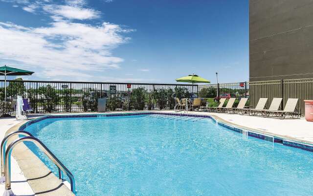 La Quinta Inn & Suites by Wyndham Warwick Providence Airport