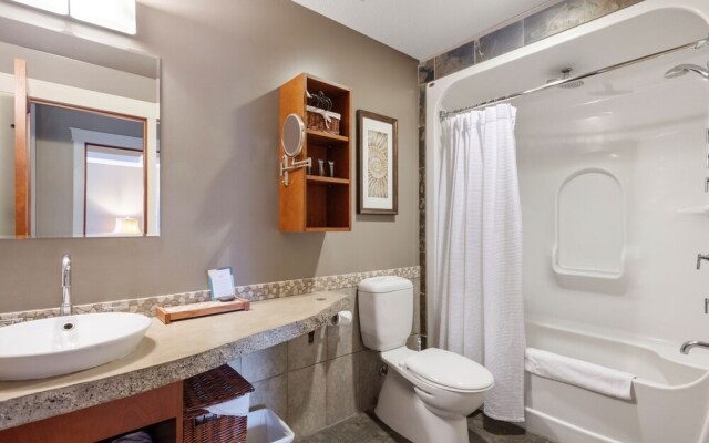 Exquisite 2BR/2BTH Luxury Condo with Mountain View