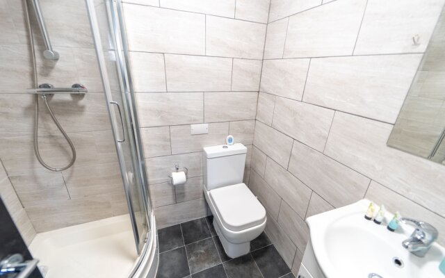 23 North Road Studios Near QE and UOB