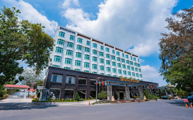 Van Phat Riverside Hotel
