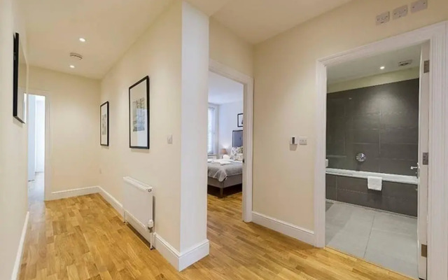 Bright Three Bedroom Apartment in Hammersmith, London