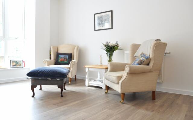 East London 2 Bedroom Flat With Balcony