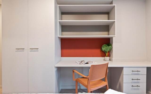 Central Modern Apartment with Fast Wifi Sleeps 6