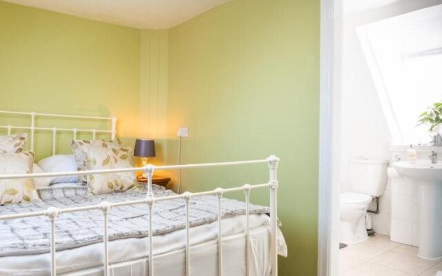 The Tudor Rose Hotel