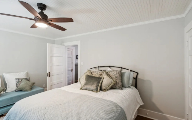 Charming Downtown Mccloud Retreat 2 Bedroom Home by RedAwning
