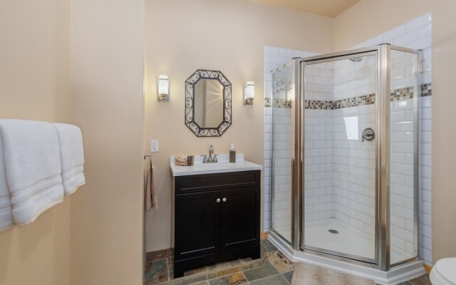 Lazy Bear Lodge 3 Bedroom Home by NW Comfy Cabins by RedAwning