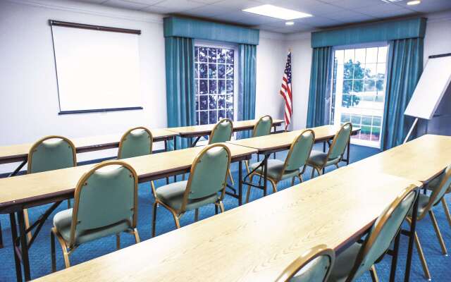 La Quinta Inn by Wyndham Moline Airport