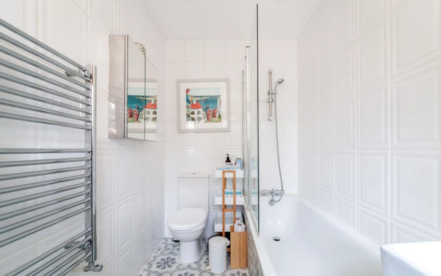 Beautiful & Spacious Flat with Patio