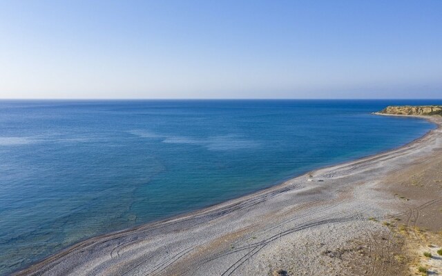Live by the sea at House Almyra